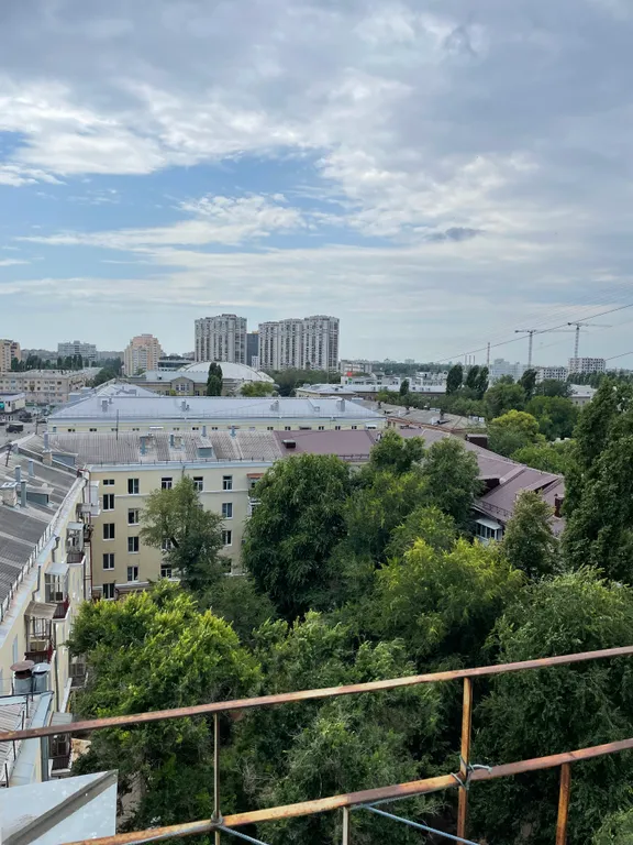 Небольшая новая студия с балконом в центре Воронежа