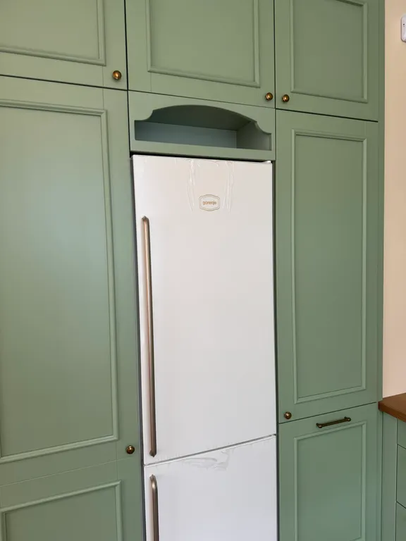 Солнечная квартира с мебелью из натурального дерева, рядом с морем