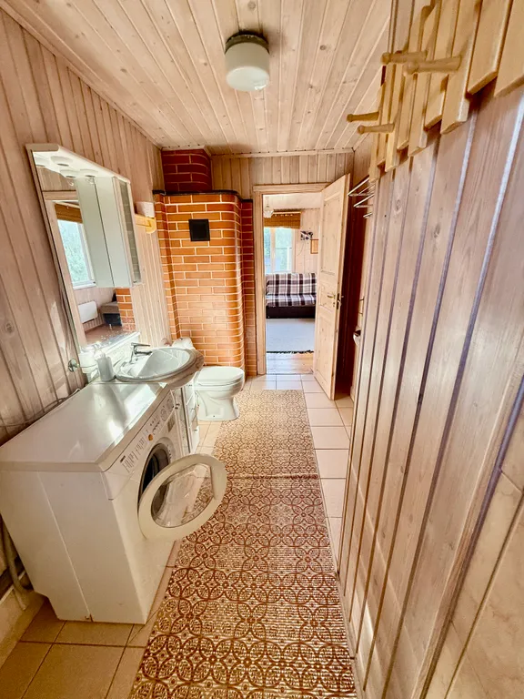 Домик в лесу с озером