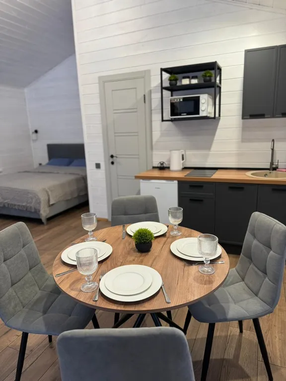 Домик барнхаус в дубовом лесу