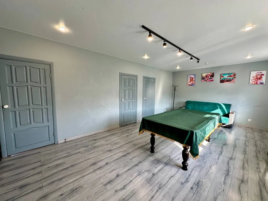 Дом с бассейном, в черте города