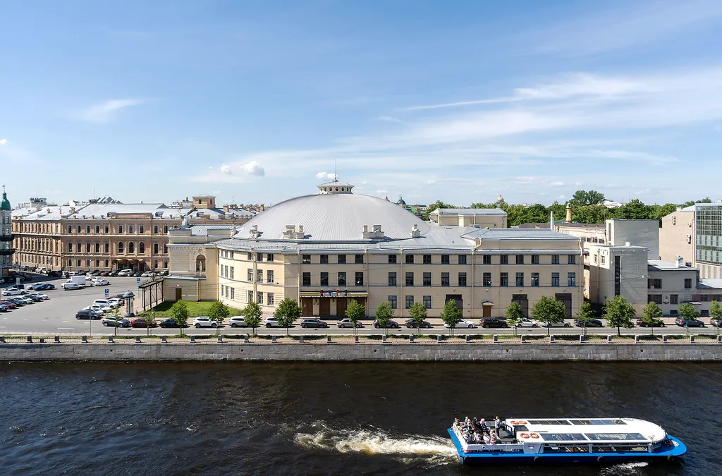 Потрясающая Mанcаpдa c тpемя бaлконaми и видом нa Фoнтанку