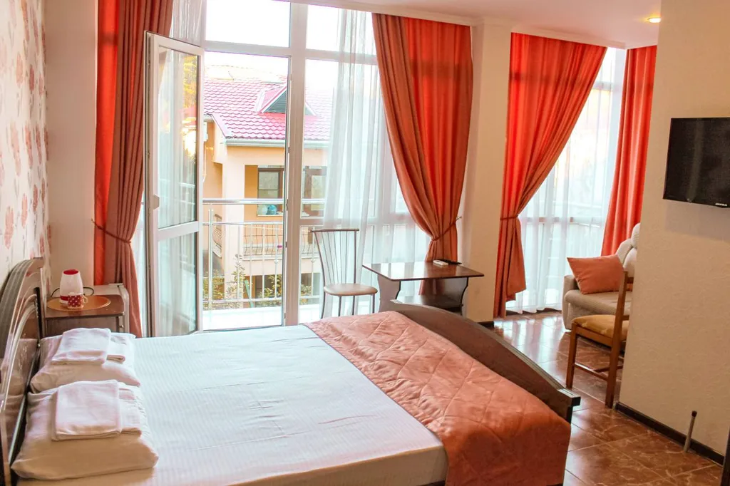 Квартира Квартира Трехместный номер с личным балконом и всеми удобствами — Адлер