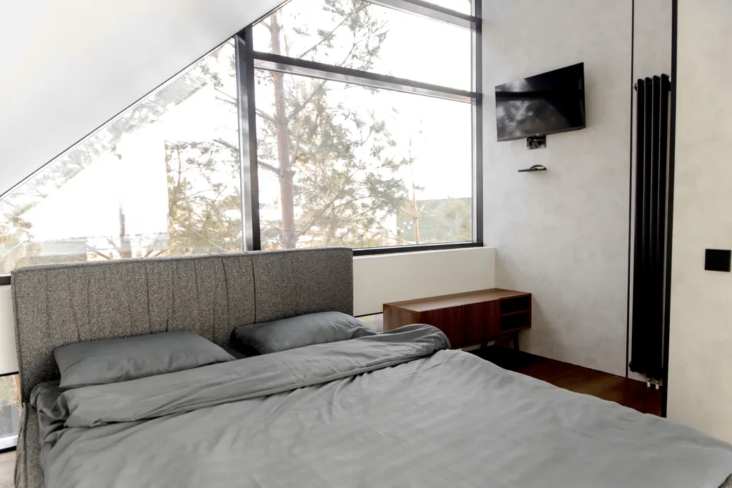 Современный дизайнерский дом с панорамным остеклением и видом на горы