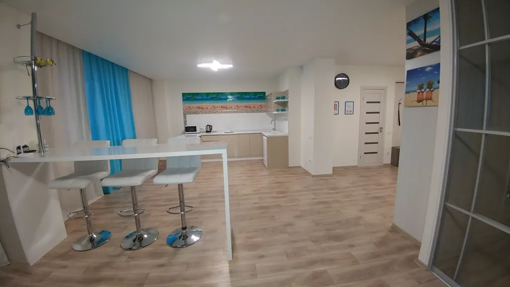 Светлая квартира- студия в голубых тонах с красивым видом на город