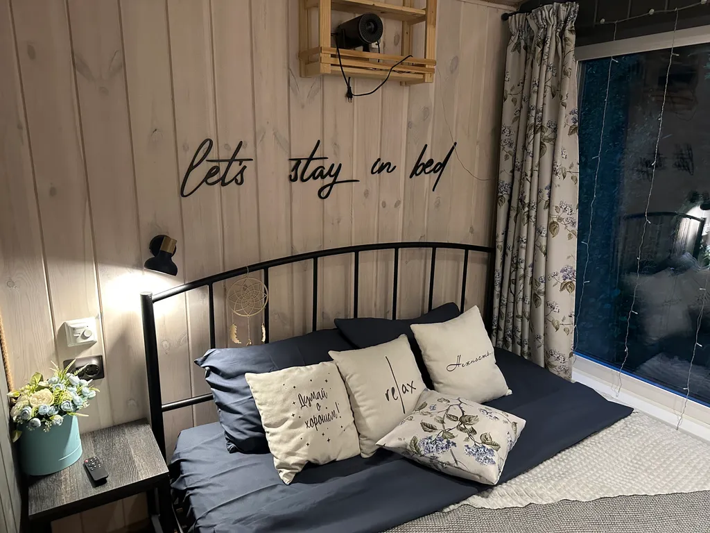 Светлый домик на опушке леса