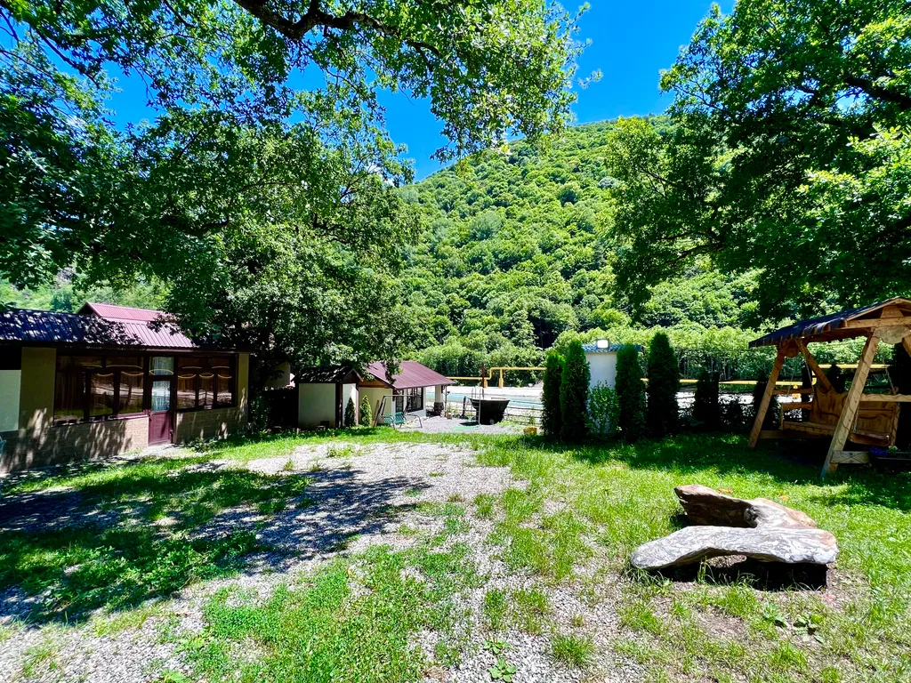 Большой дом у реки в горах с баней и чаном