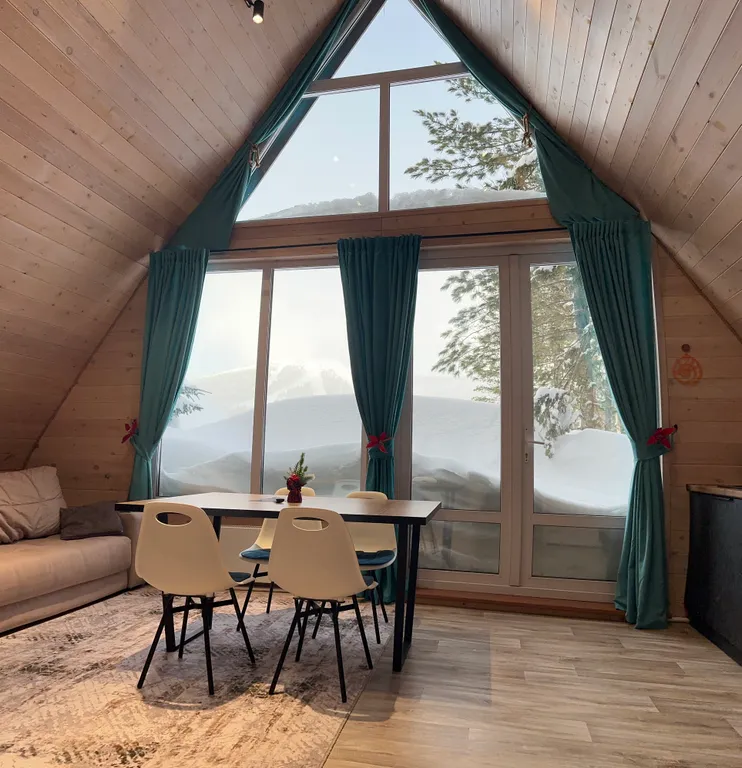 Уютный дом с красивым видом на зелёную гору