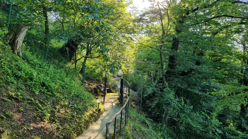 Трёхэтажный таунхаус в живописном месте с большим садом