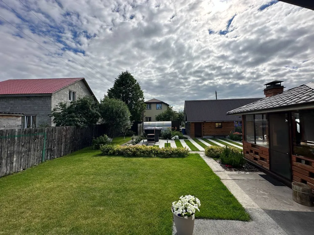 Уютный домик с бассейном в черте города