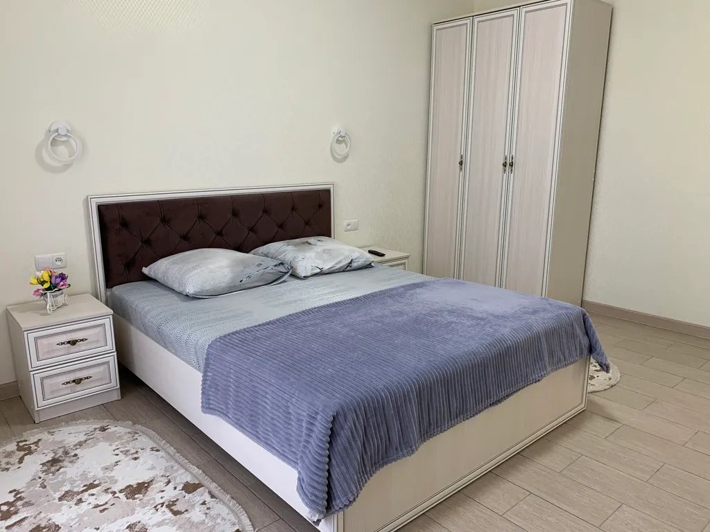 Первый этаж двухэтажного дома, с отдельным входом и общим двором