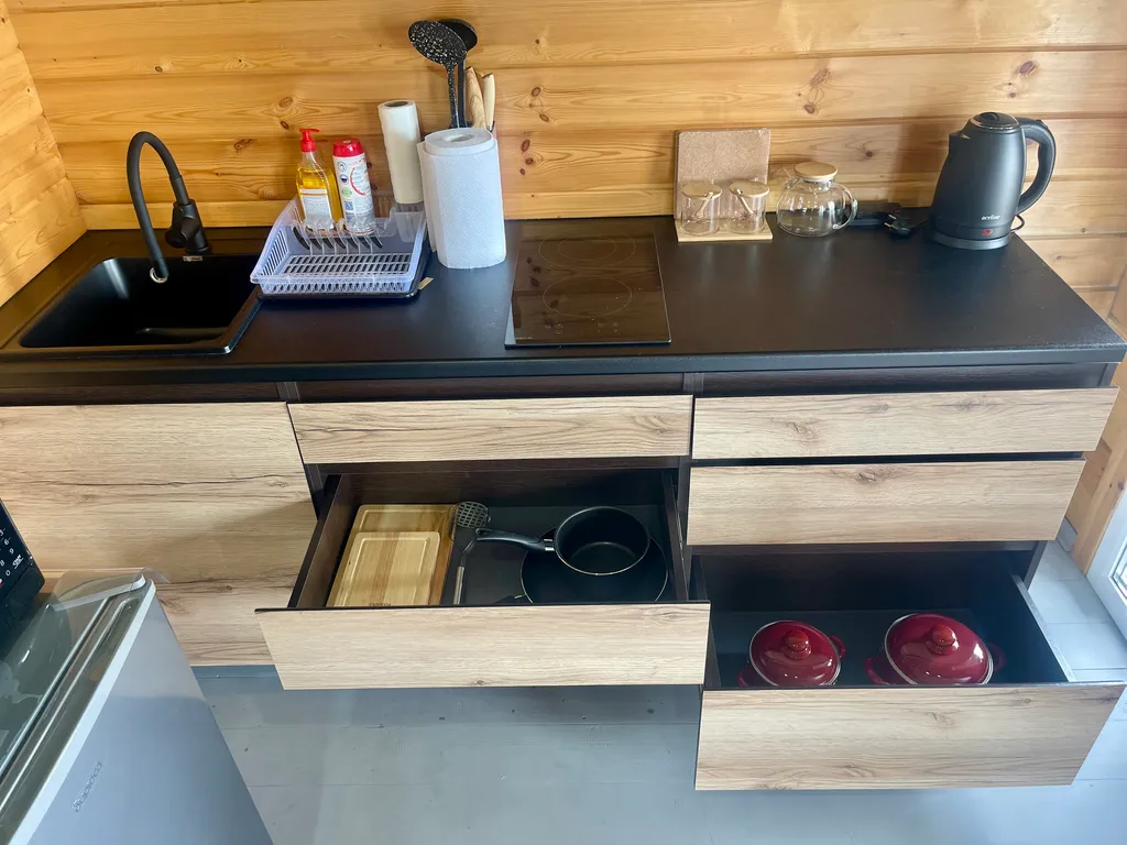 Новый деревянный домик у моря