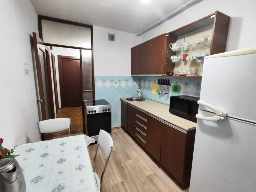 Чистая, скромная трёшка. С винтажной мебелью