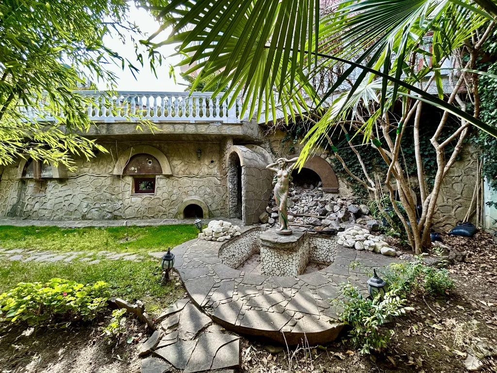 Вилла с бассейном и сауной в центре Ялты