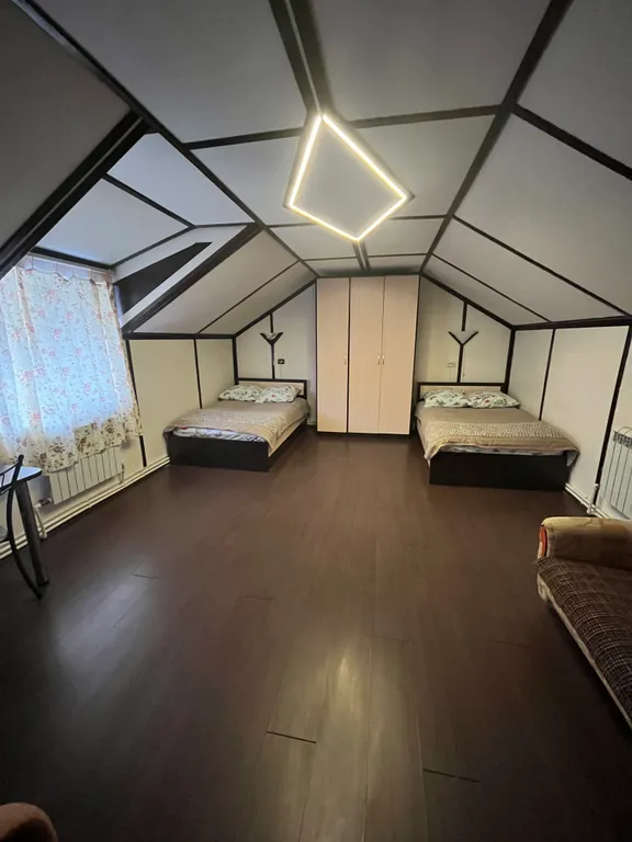 Квартира Комната с тремя кроватями и софой — аренда посуточно в Губаха