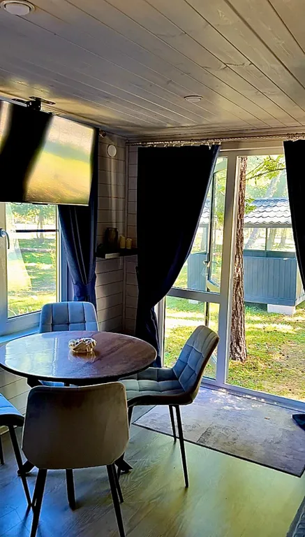 Шале на берегу реки, с беседкой