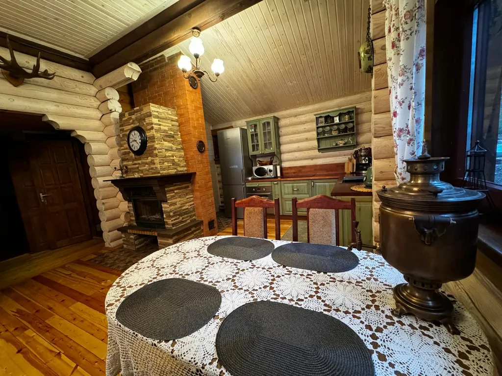 Уютный гостевой дом из бревна у озера