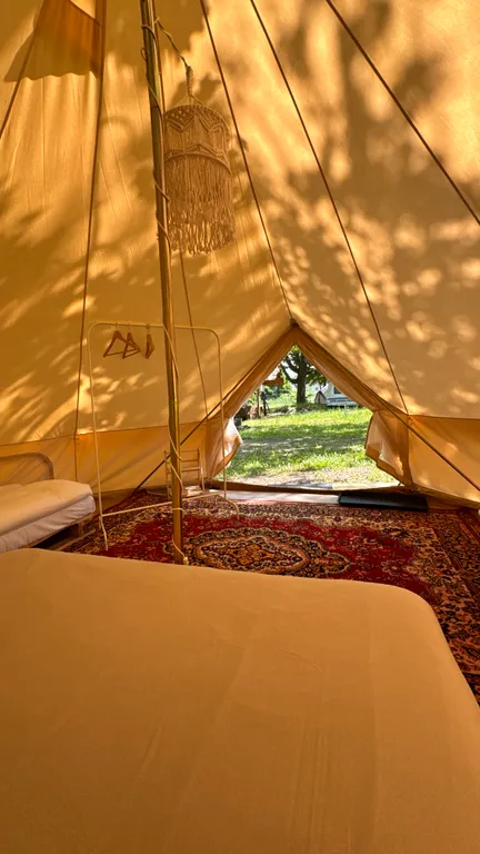 Большой шатёр в кемпинге вблизи озера