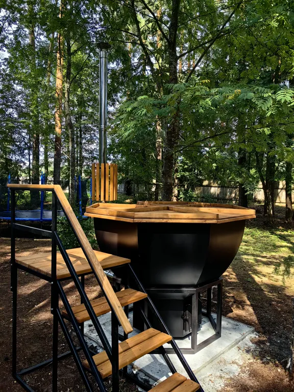 Коттедж Коттедж с баней, чаном и детской площадкой с батутом у озера, в бору — Ланино