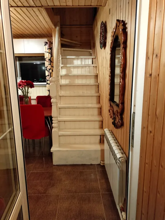 Уютный коттедж с дровяным камином, в окружении лесного массива