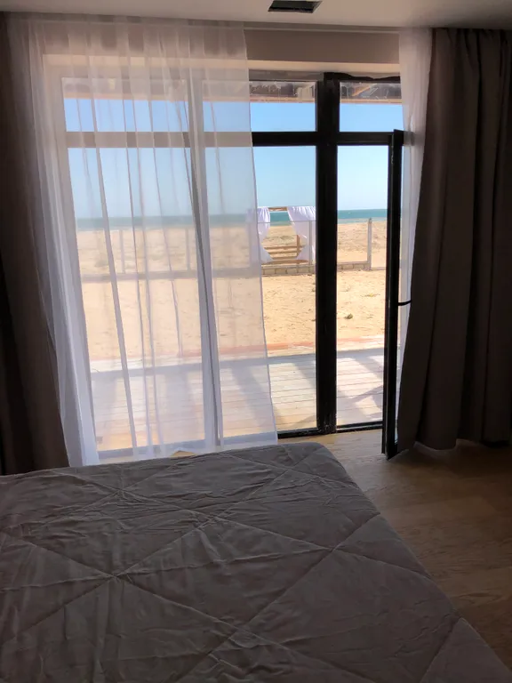 Современный стильный дом у моря