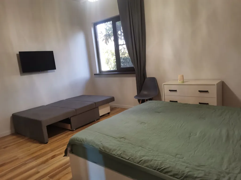 Дом под ключ с зелёной лужайкой и плодовыми насаждениями