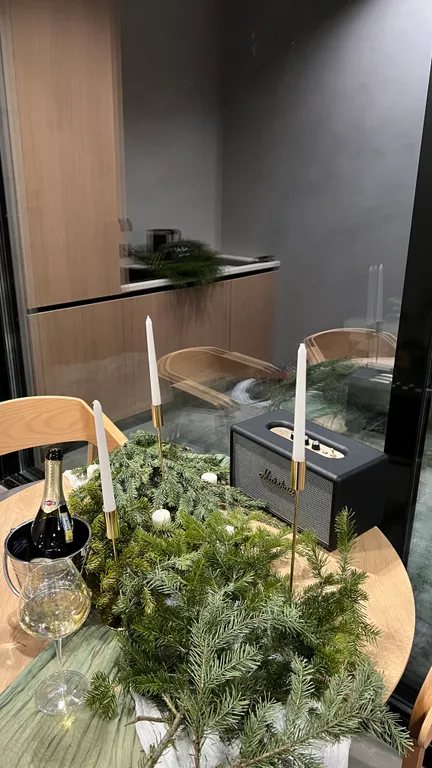 Премиальный дом с дизайнерским камином на дровах в лесу