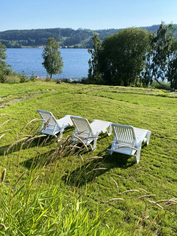 Коттедж Коттедж на берегу озера с видом на горнолыжный курорт и сауной внутри — Заозерный