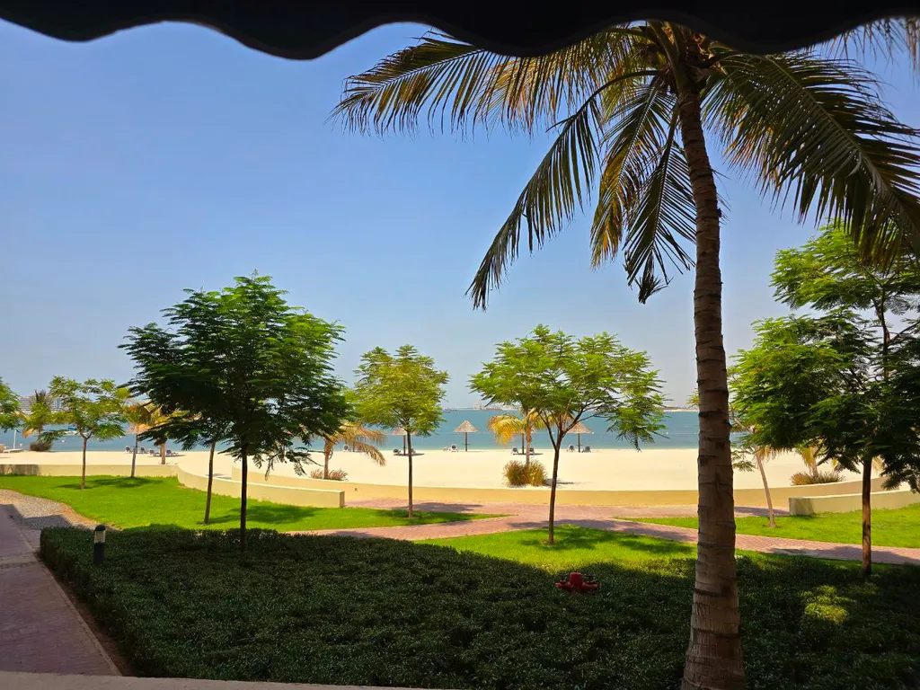 Апартаменты с частным пляжем и видом на море на острове Марджан