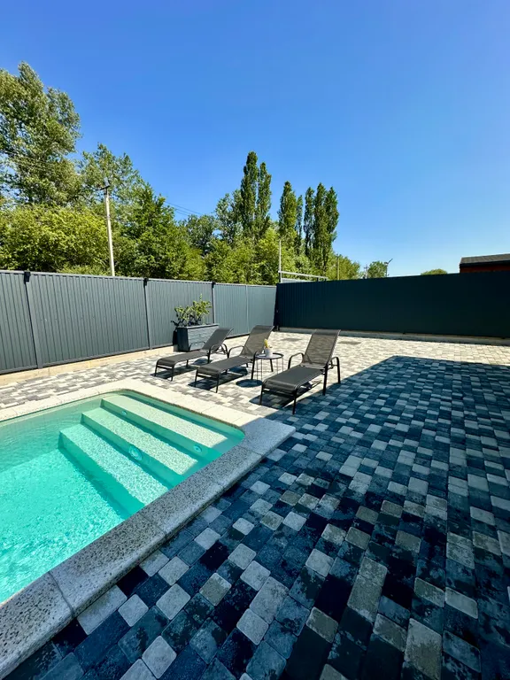 Дом с бассейном