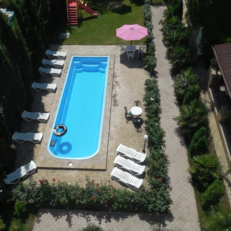 Комната с видом на бассейн на Вилле Чайка