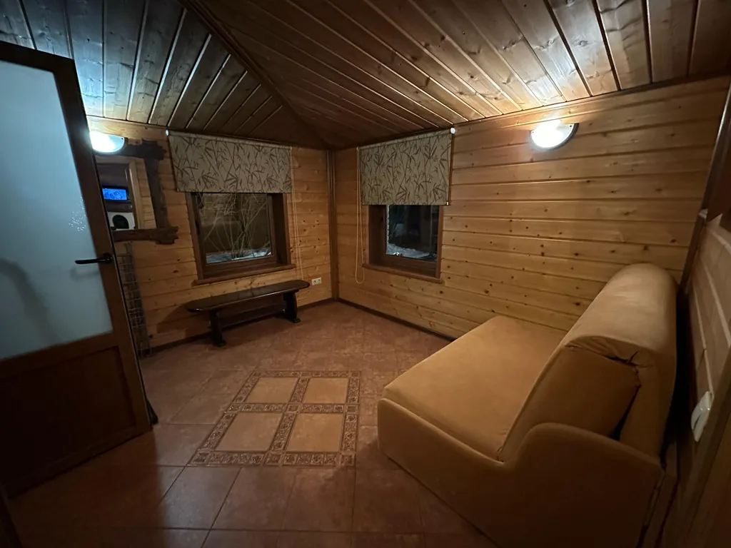 Дом на берегу реки с баней на дровах