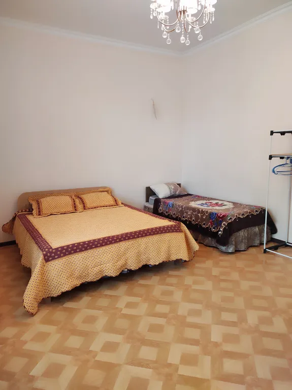 Светлая, просторная комната с выходом на балкон