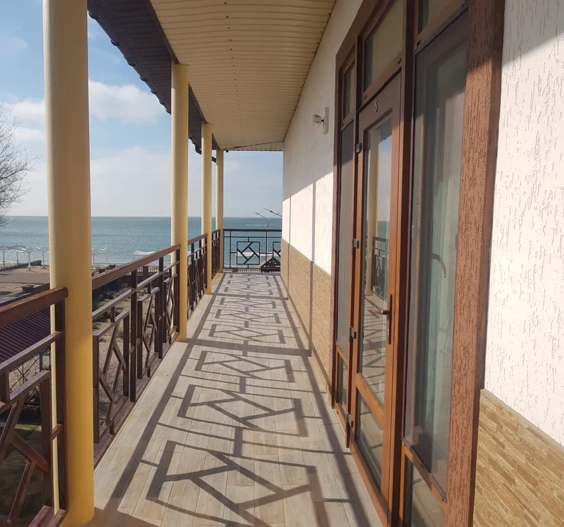 Номер семейный с боковой панорамой в первой линии азовского побережья