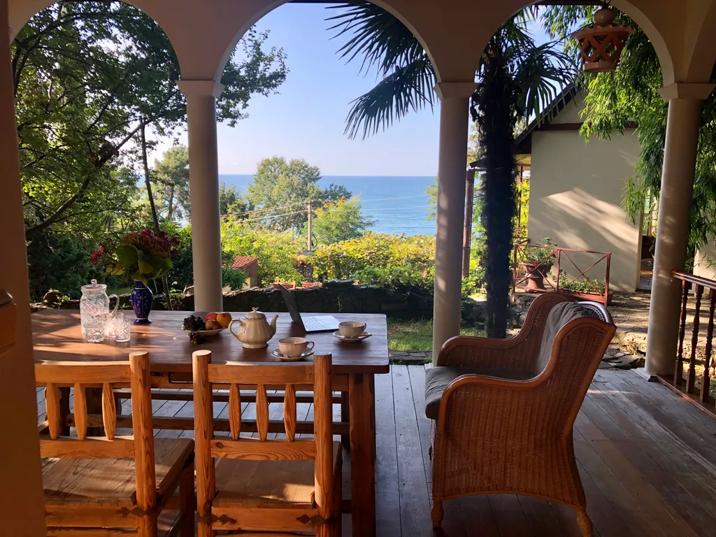 Два дома на море с бассейном и садом