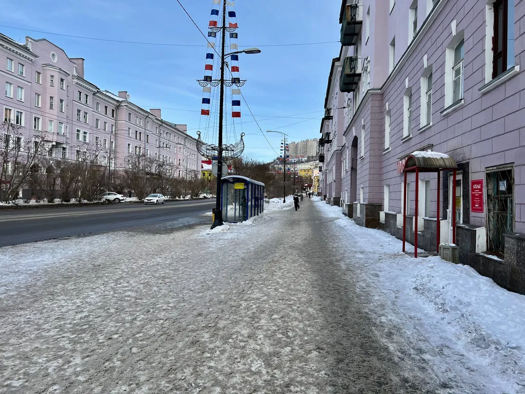 Трёхкомнатная квартира с раздельными комнатами, балконом в центре