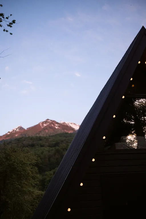 Уютное шале на берегу ручья с баней и купелью на уединенной террасе