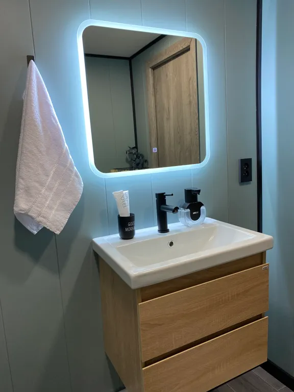 Домик вблизи озера