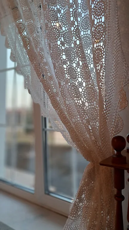 Белый дом на тихой улочке