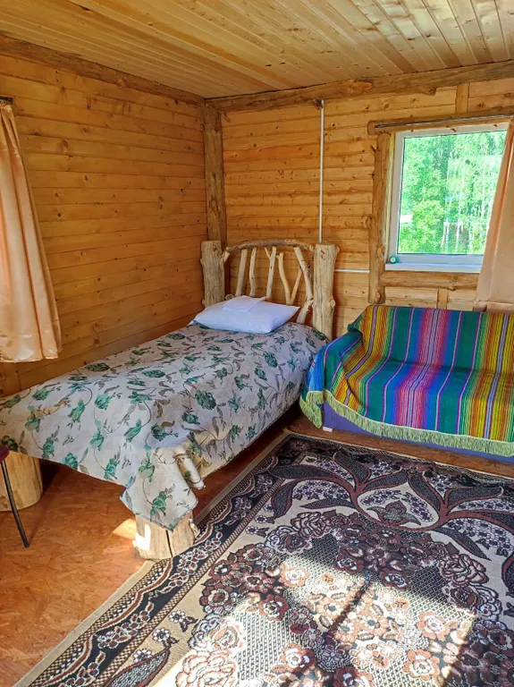 Небольшой домик недалеко от озера