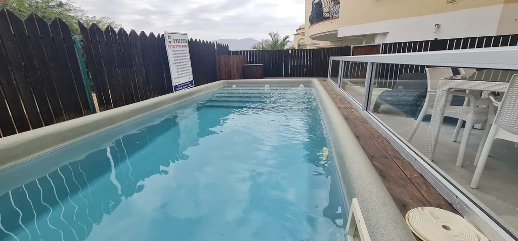 Квартира с частном бассейном