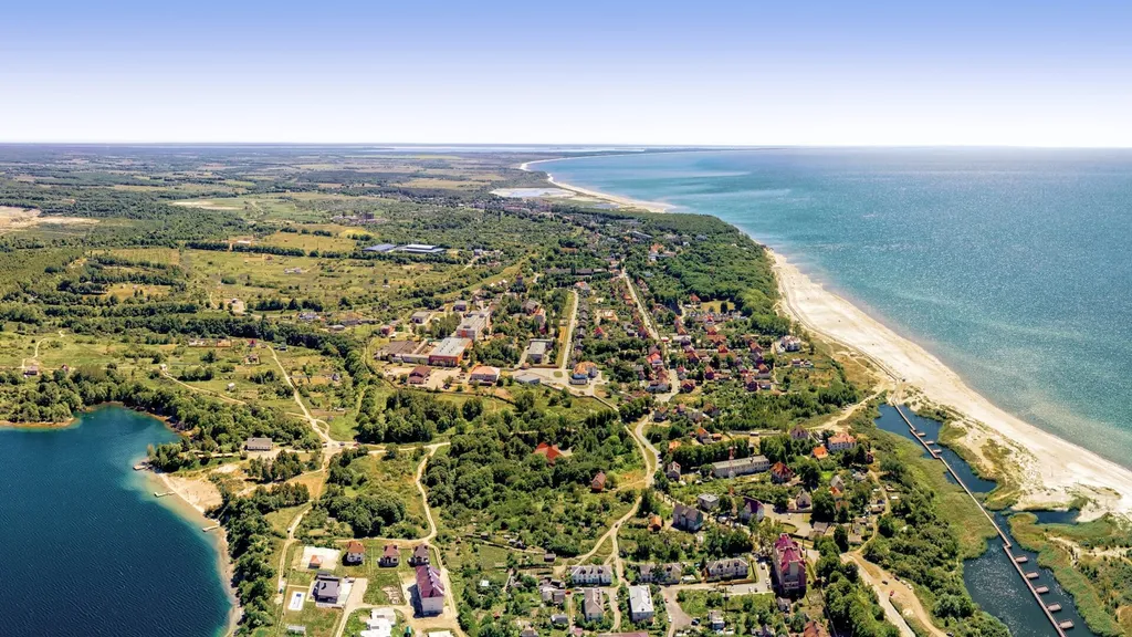 Через дорогу - море