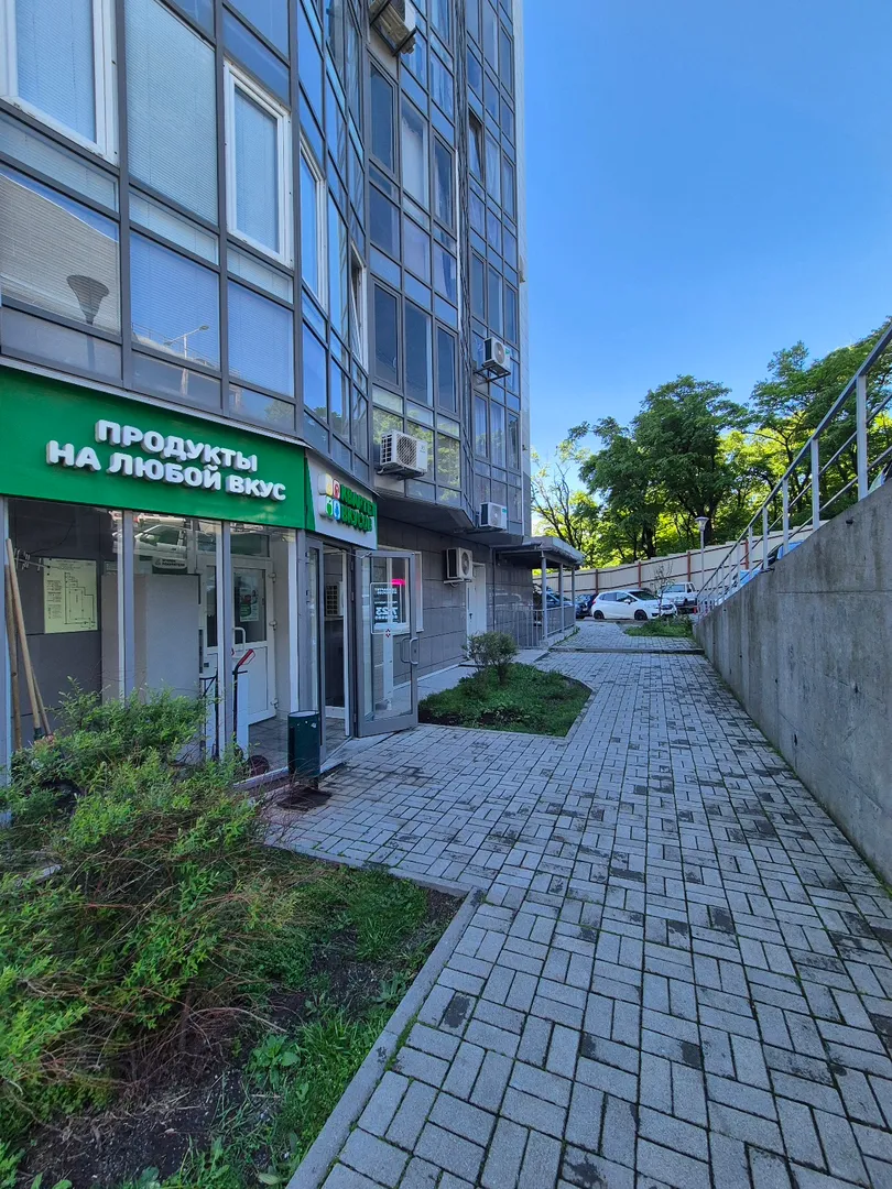 Магазин в доме и салон красоты 