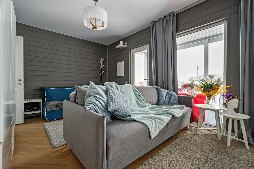 Grey House с дикими зайцами