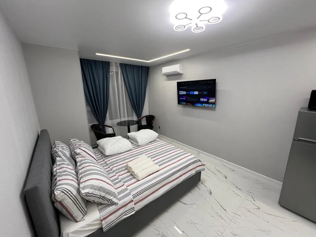 Прекрасная студия с видом на реку и город