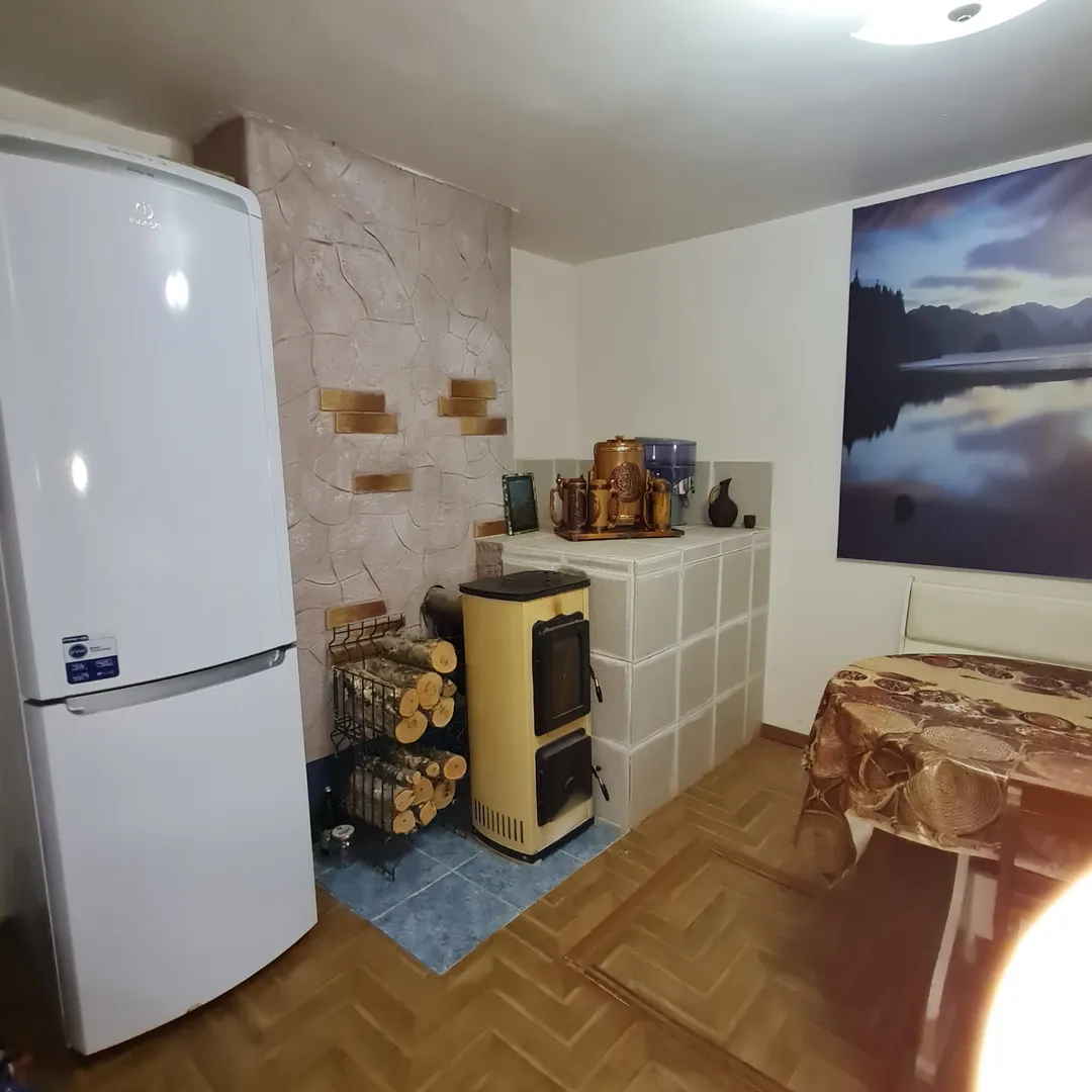Кухня с печь камином
