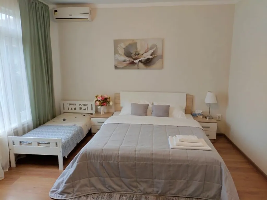 Уютный дом для большой семьи или компании в окружение сада