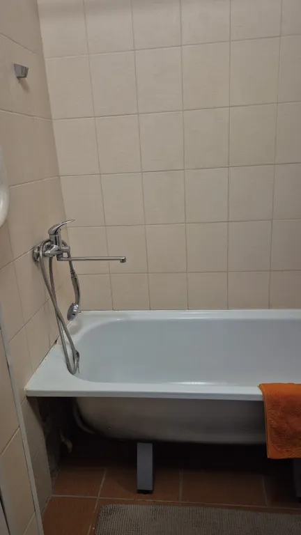 Двухкомнатная  квартира рядом  с тц Ультра