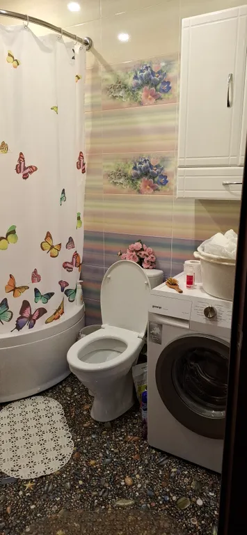 Уютная комната в квартире с видом на гору