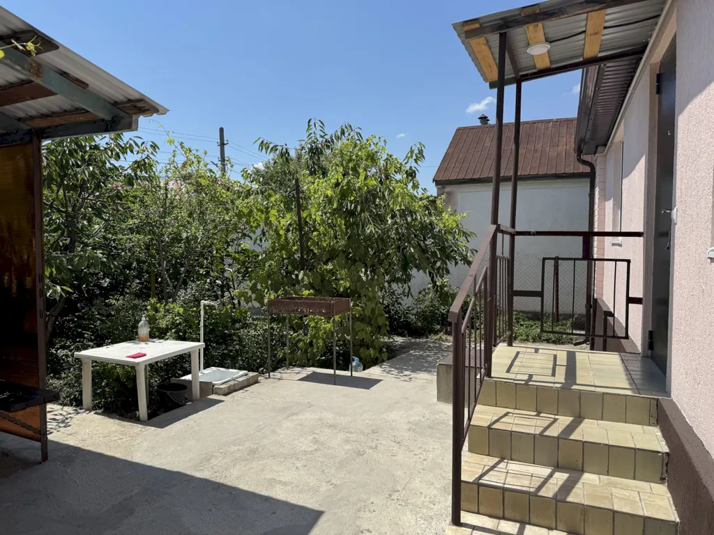 Четырёхкомнатный дом с двориком и мангалом – центр